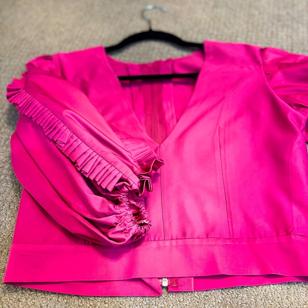 Vintage Pink Crop Top with Exaggerated Shoulders 🩷⭐️